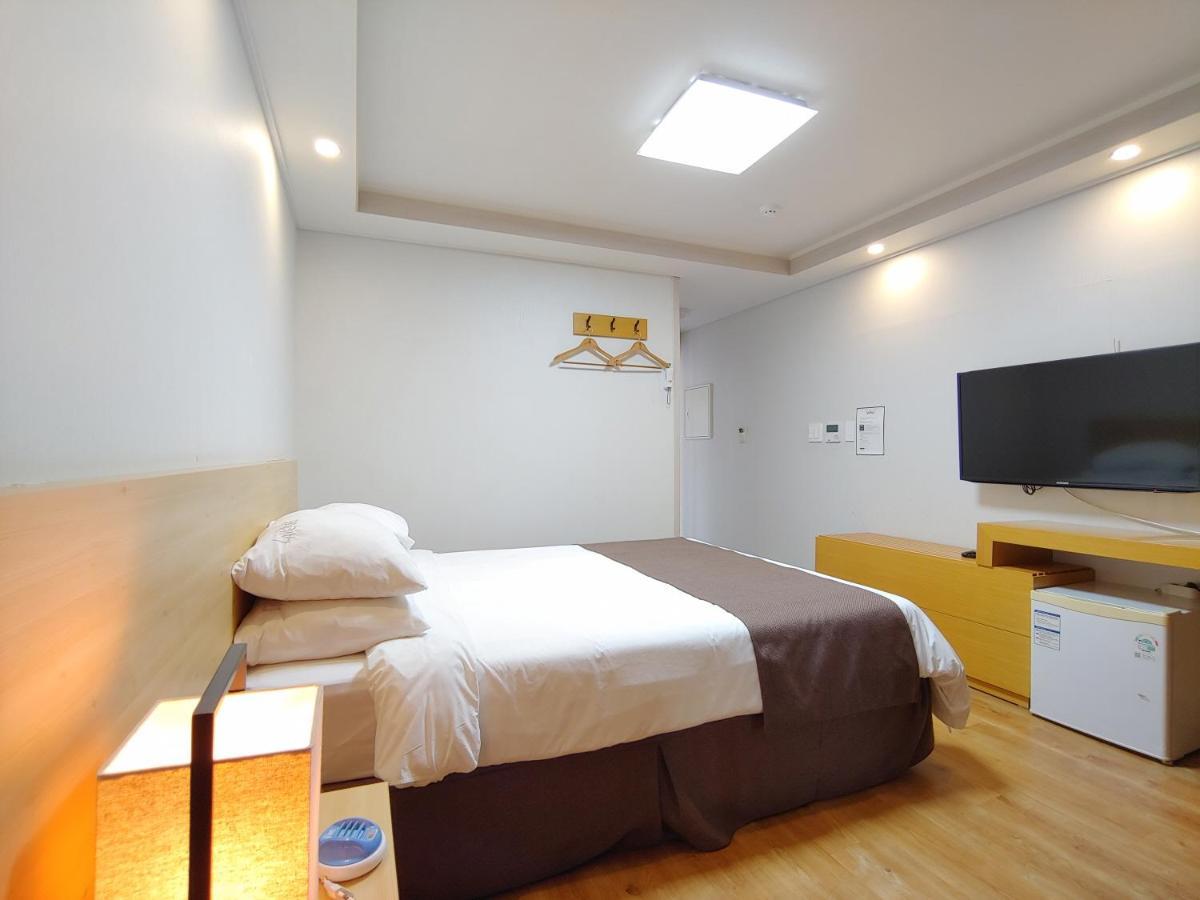 סאוגוויפו Jeju Lavender Hotel מראה חיצוני תמונה