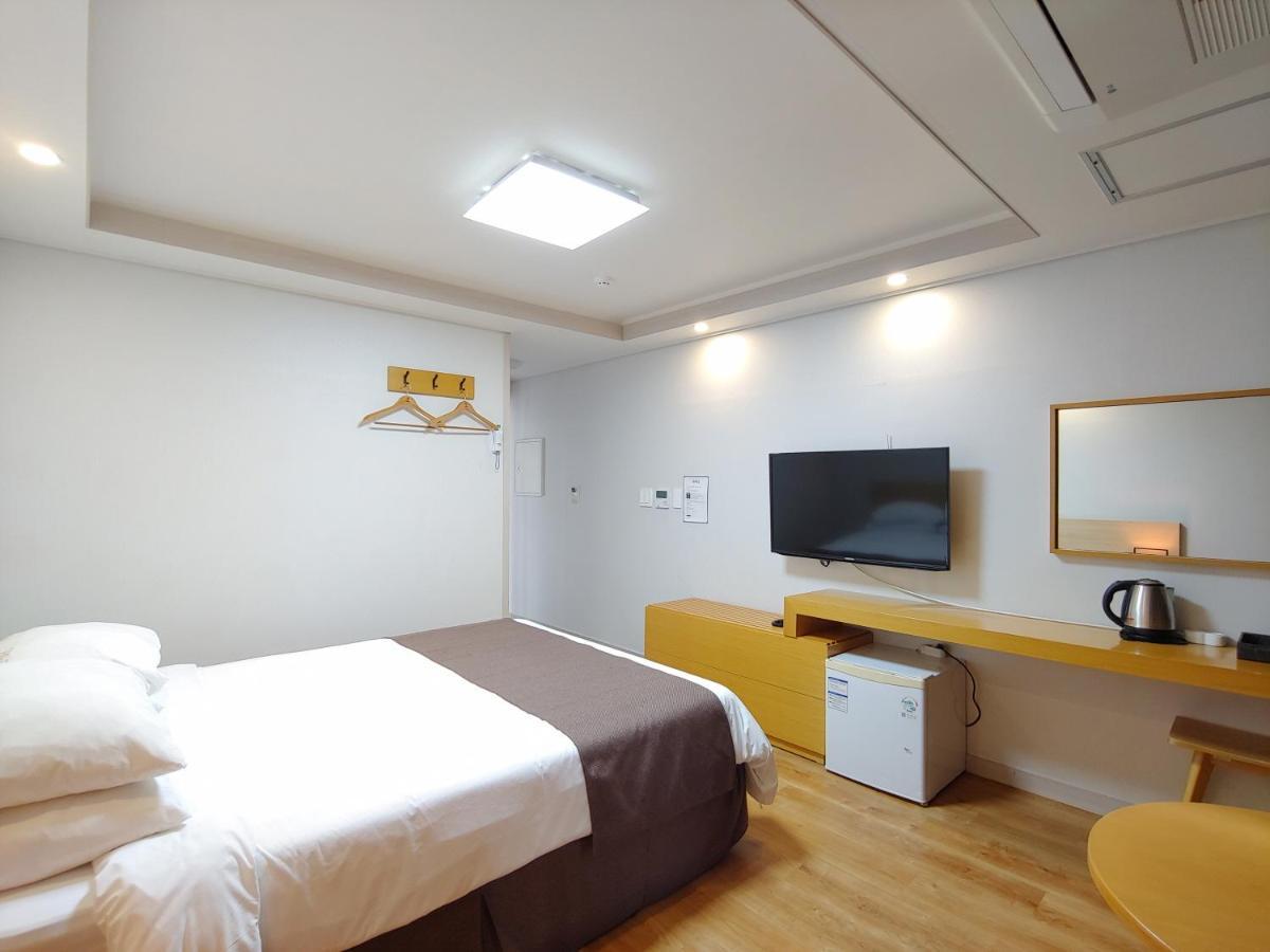 סאוגוויפו Jeju Lavender Hotel מראה חיצוני תמונה