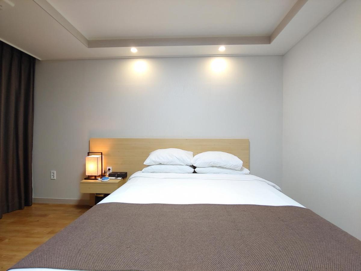 סאוגוויפו Jeju Lavender Hotel מראה חיצוני תמונה