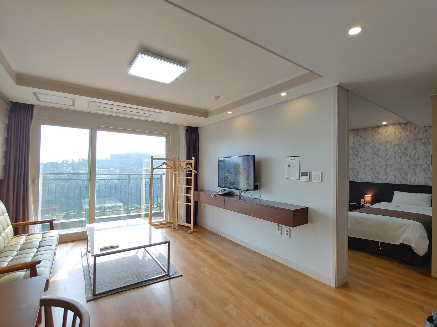 סאוגוויפו Jeju Lavender Hotel מראה חיצוני תמונה
