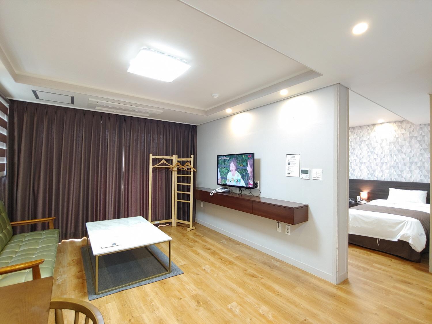 סאוגוויפו Jeju Lavender Hotel מראה חיצוני תמונה