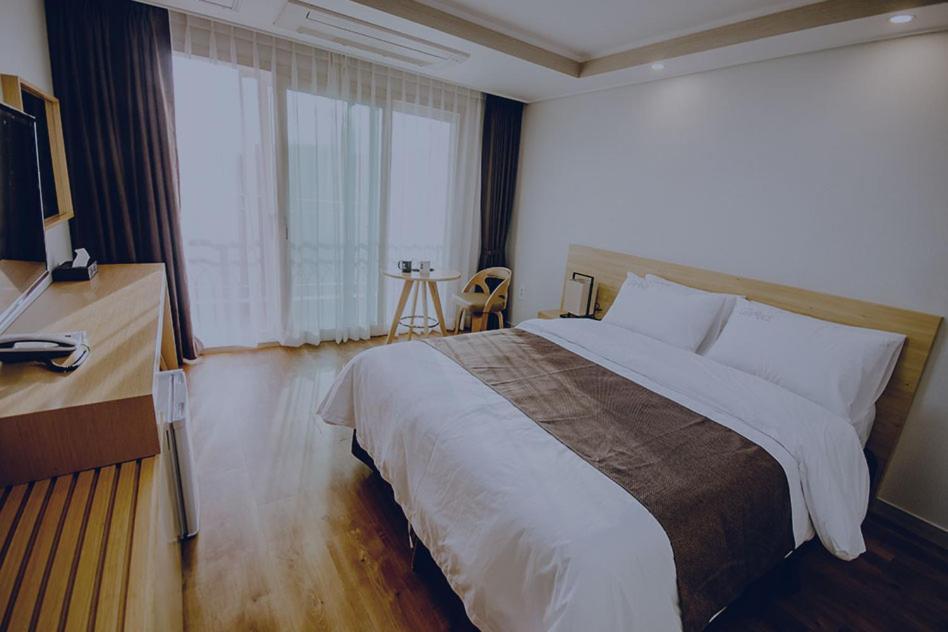 סאוגוויפו Jeju Lavender Hotel מראה חיצוני תמונה