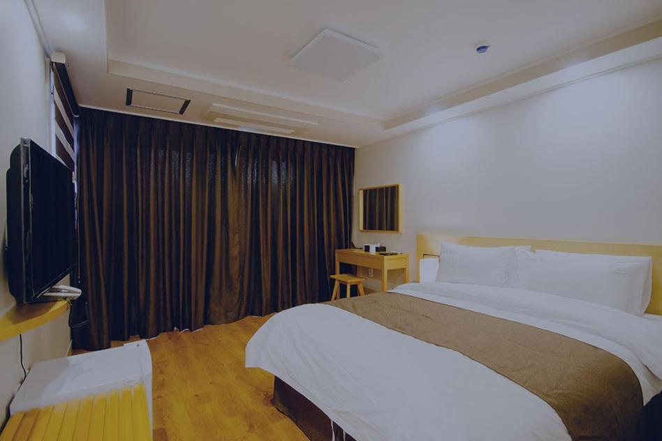 סאוגוויפו Jeju Lavender Hotel מראה חיצוני תמונה